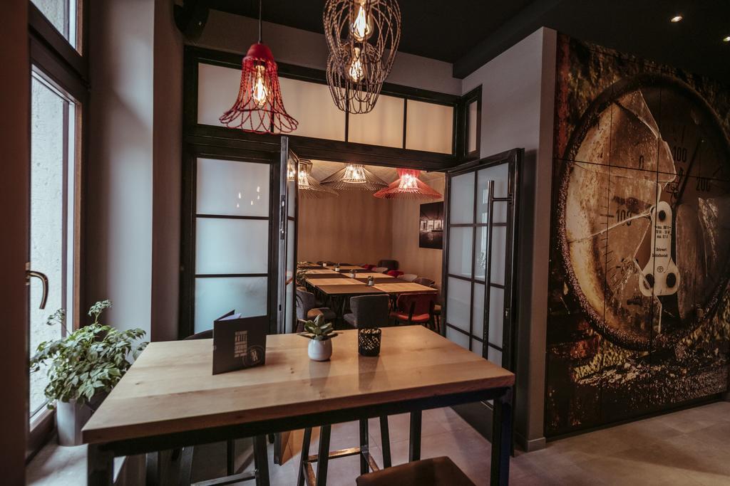Alexxanders Hotel & Boardinghouse, Restaurant เคมนิตซ์ ภายนอก รูปภาพ