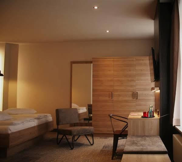 Alexxanders Hotel & Boardinghouse, Restaurant เคมนิตซ์ ภายนอก รูปภาพ
