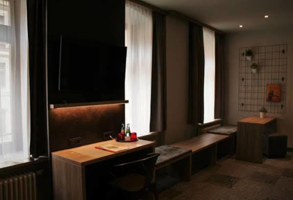 Alexxanders Hotel & Boardinghouse, Restaurant เคมนิตซ์ ภายนอก รูปภาพ